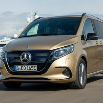 Mercedes-Benz Hafif Ticari Araçlar, lüks segmentteki konumunu güçlendirmek amacıyla özel kullanıma yönelik sunduğu MPV’lere tamamen elektrikli EQV’yi ekleyerek elektrifikasyon stratejisinde önemli bir adım atıyor. Lüks MPV segmentine elektrikli bir dönüşüm getiren yeni EQV ile Mercedes-Benz Hafif Ticari Araçlar elektrikli mobiliteyi ileriye taşıyor. Mercedes-Benz Hafif Ticari Araçlar, lüks segmentteki konumunu güçlendirmek amacıyla özel kullanıma yönelik sunduğu MPV’lere tamamen elektrikli EQV’yi ekleyerek elektrifikasyon stratejisinde önemli bir adım atıyor. Lüks MPV segmentine elektrikli bir dönüşüm getiren yeni EQV ile Mercedes-Benz Hafif Ticari Araçlar elektrikli mobiliteyi ileriye taşıyor.