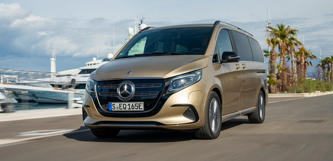 Mercedes-Benz Hafif Ticari Araçlar, lüks segmentteki konumunu güçlendirmek amacıyla özel kullanıma yönelik sunduğu MPV’lere tamamen elektrikli EQV’yi ekleyerek elektrifikasyon stratejisinde önemli bir adım atıyor. Lüks MPV segmentine elektrikli bir dönüşüm getiren yeni EQV ile Mercedes-Benz Hafif Ticari Araçlar elektrikli mobiliteyi ileriye taşıyor. Mercedes-Benz Hafif Ticari Araçlar, lüks segmentteki konumunu güçlendirmek amacıyla özel kullanıma yönelik sunduğu MPV’lere tamamen elektrikli EQV’yi ekleyerek elektrifikasyon stratejisinde önemli bir adım atıyor. Lüks MPV segmentine elektrikli bir dönüşüm getiren yeni EQV ile Mercedes-Benz Hafif Ticari Araçlar elektrikli mobiliteyi ileriye taşıyor.