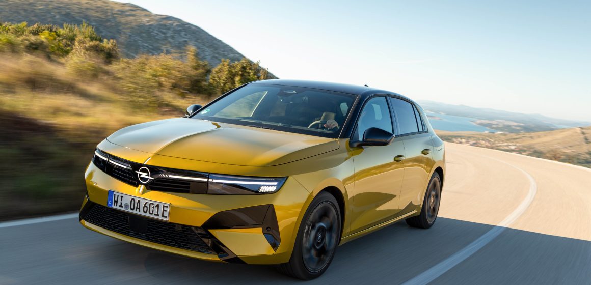 Yenilenen Opel Astra Türkiye’de!